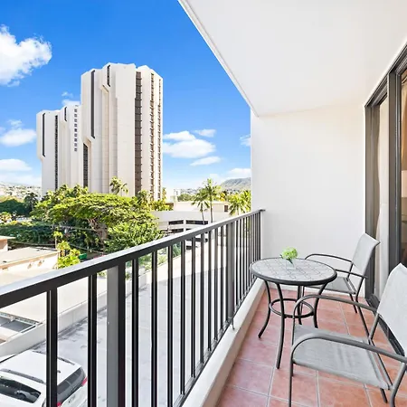 Cozy Waikiki Getaway, Stroll To Beach With Free Parking